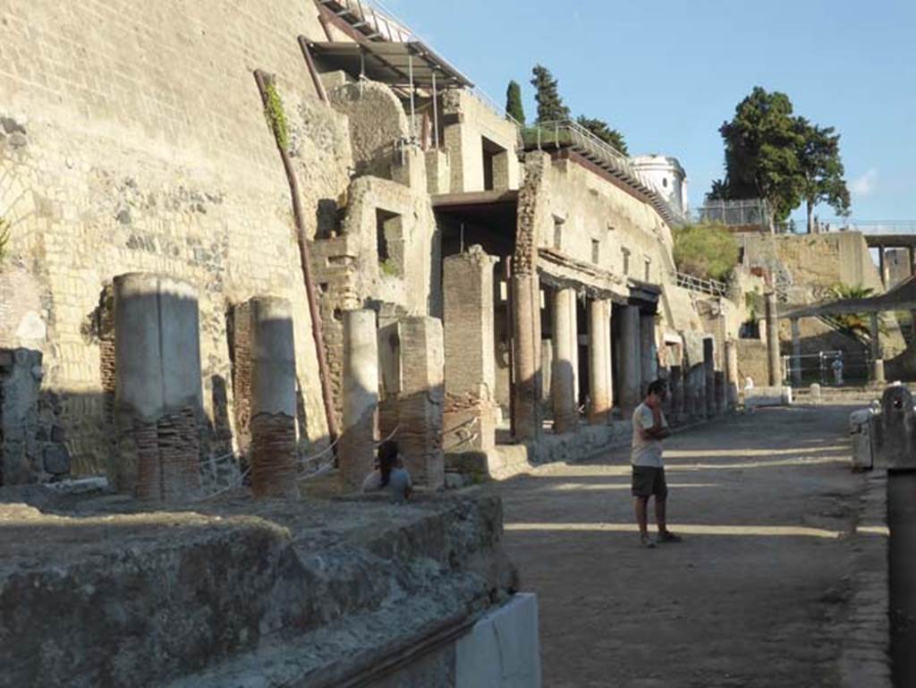 Herculaneum, September 2015. Looking north-east along north side of Decumanus Maximus, from four-sided Arch.