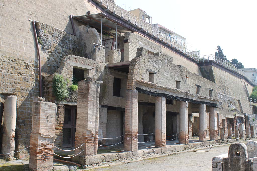 Decumanus Maximus, Herculaneum. March 2014. Looking north-east towards north side.
Foto Annette Haug, ERC Grant 681269 DÉCOR.
