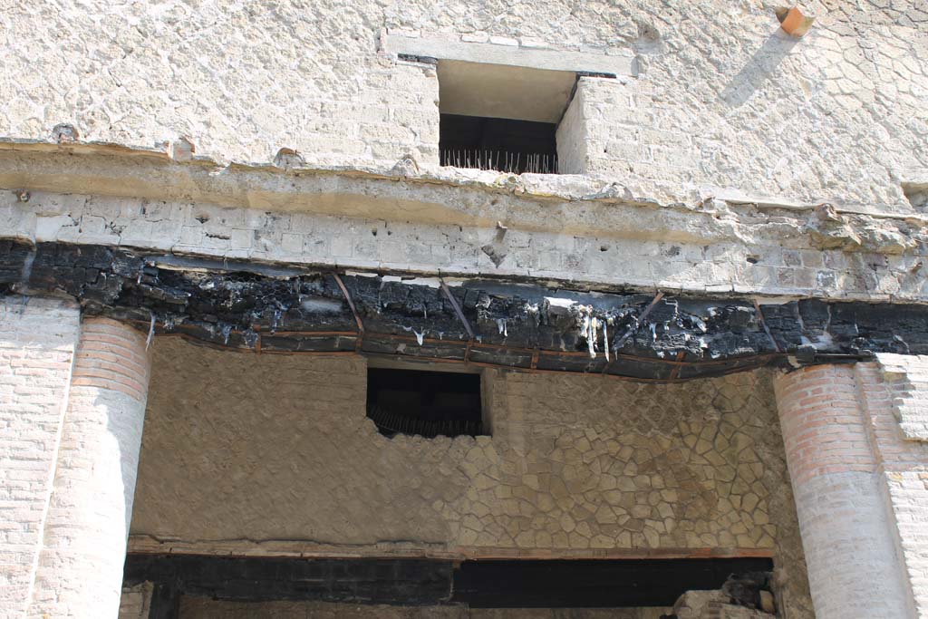 Decumanus Maximus, Herculaneum. March 2014.
Building on north side of the Decumanus Maximus, doorway numbered 3, looking towards upper floor above doorway.
Foto Annette Haug, ERC Grant 681269 DÉCOR.
