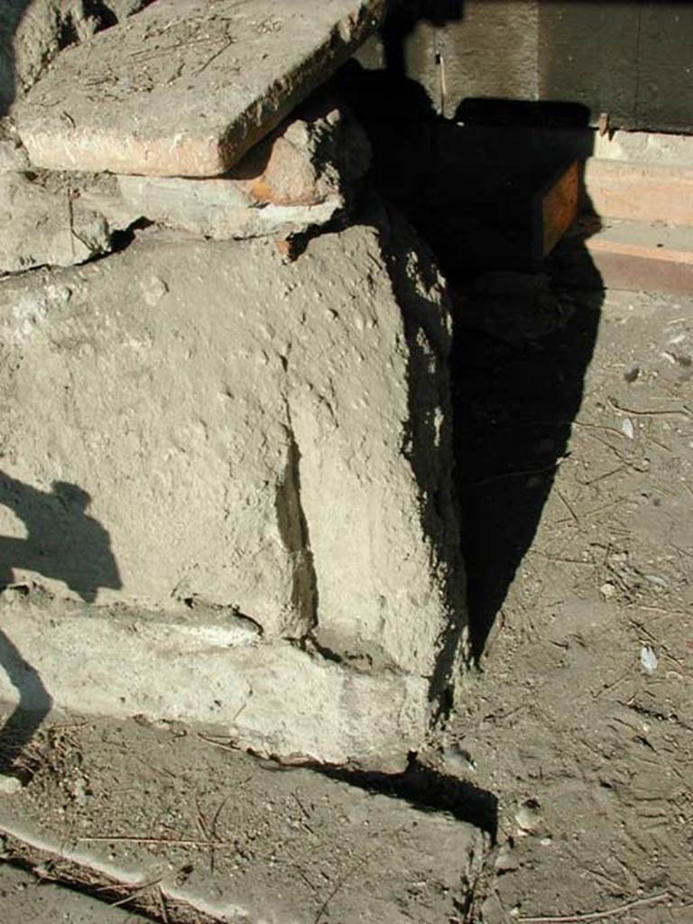 Decumanus Maximus, Herculaneum, number 4, September 2003.
East end with imprint of an upright framework of quadrangular section.
Photo courtesy of Nicolas Monteix.

