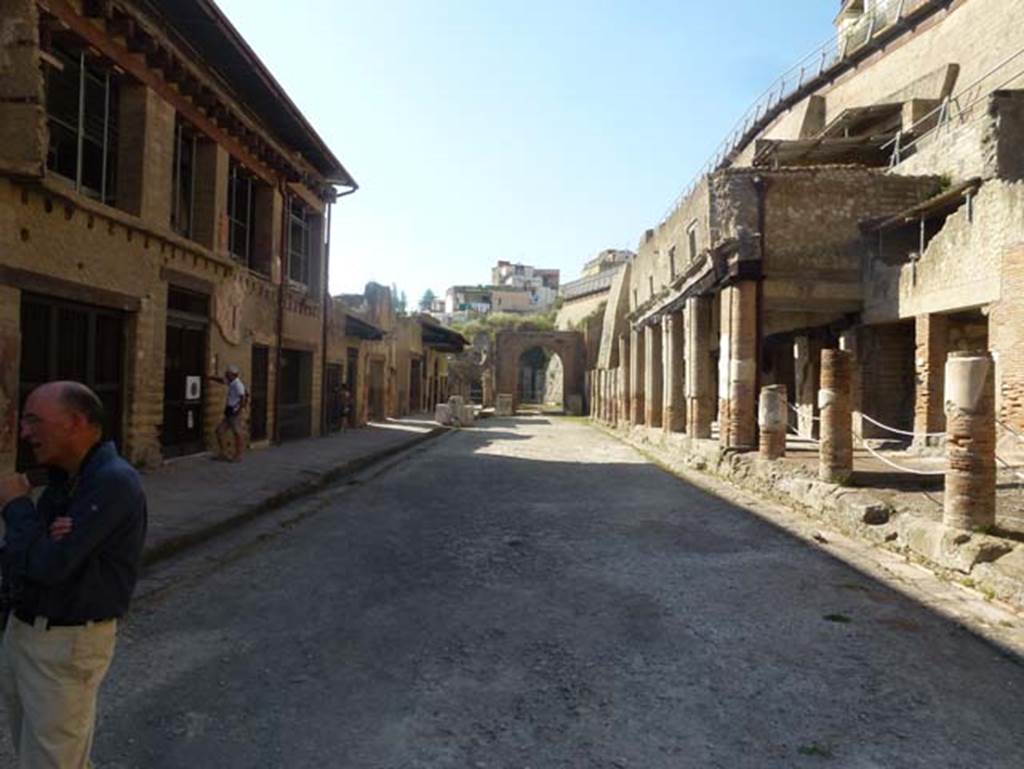 Decumanus Maximus, Herculaneum. June 2012. Looking west. Photo courtesy of Michael Binns.