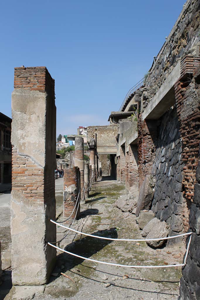 Decumanus Maximus, north side, Herculaneum. March 2014. Looking west along north portico. 
Foto Annette Haug, ERC Grant 681269 DÉCOR.

