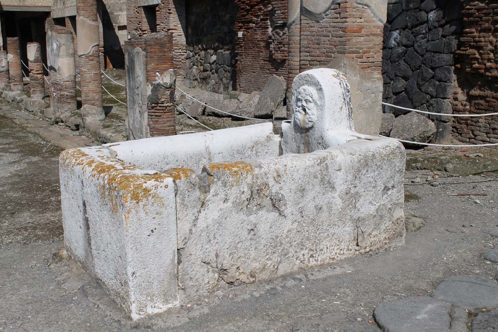 Decumanus Maximus, Herculaneum. March 2014. 
Looking west along north side, from fountain at east side of the Decumanus Maximus.
Foto Annette Haug, ERC Grant 681269 DÉCOR.
