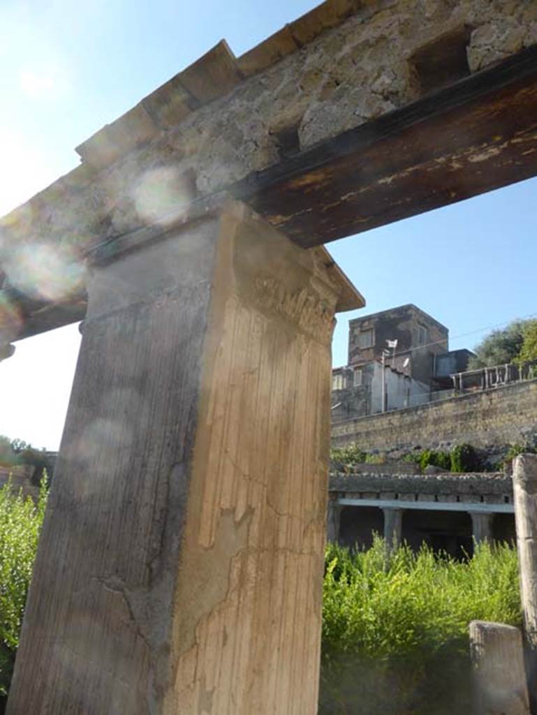 II.2 Herculaneum, September 2015. Upper stuccoed pilaster on north-east corner of peristyle.