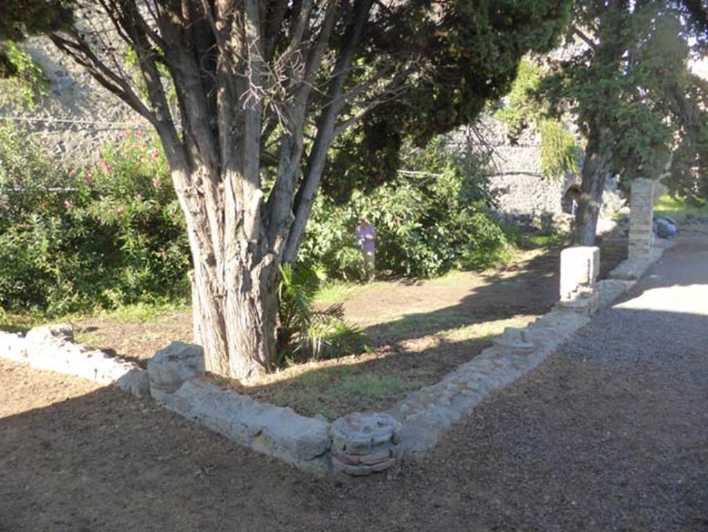 II.3 Herculaneum, September 2015. Looking across peristyle from south-east corner of portico.