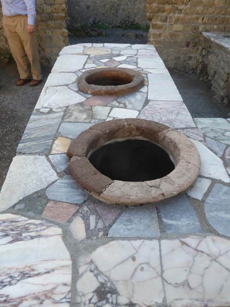 II.6/7 Herculaneum, September 2015.Looking south along eastern side of counter/podium.