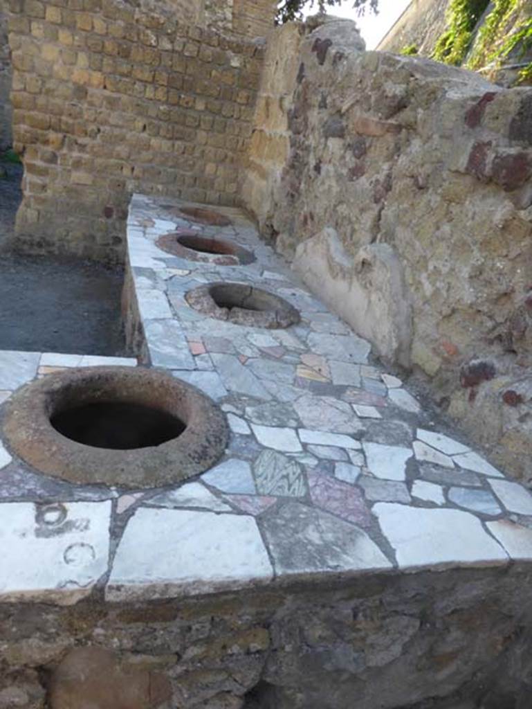 II.6/7 Herculaneum, September 2015. Looking south at western side of counter/podium.