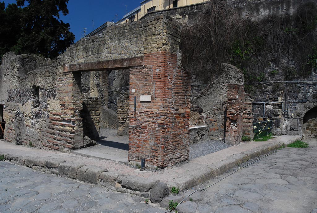 II.6/7, Herculaneum, June 2008. 
Looking south-west towards corner of Cardo III, lower left, and Decumanus Inferiore, on right. Photo courtesy of Nicolas Monteix.
