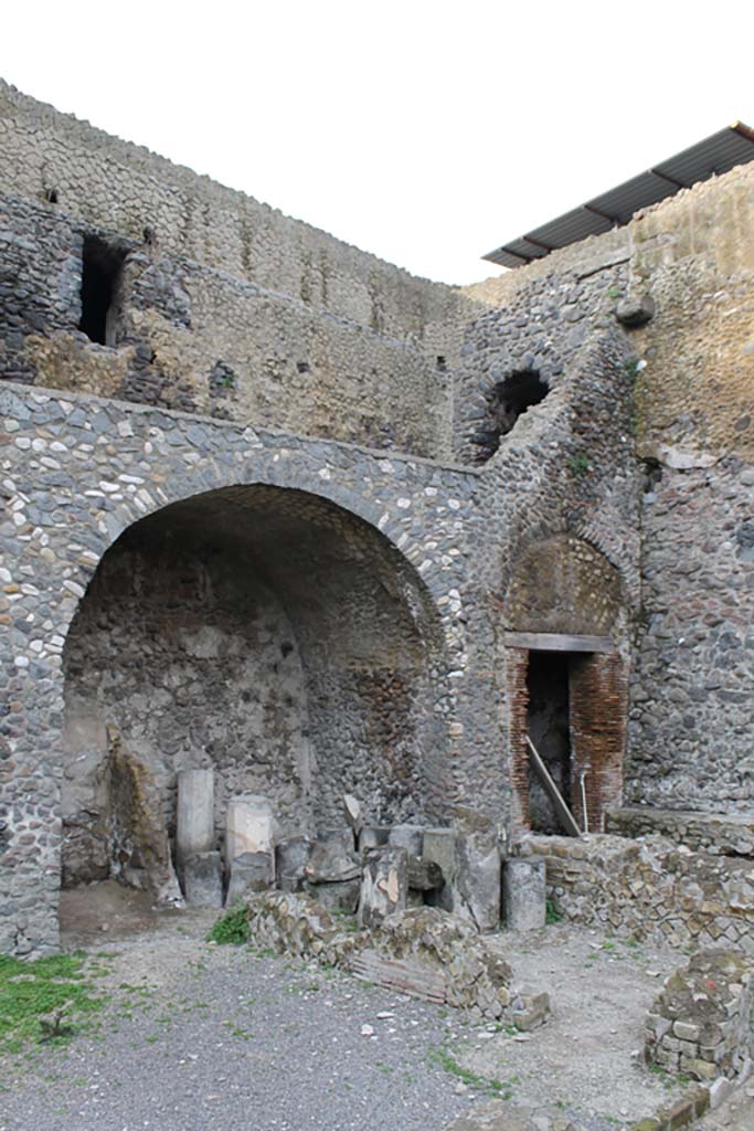 Herculaneum, March 2014. Sacred Area terrace, looking towards the north-west corner.
On the upper floor is an area with windows giving light and air to the rooms on the lower floor of the Casa dell’Albergo (III.1).
Area a, doorway from corridor on lower floor, and a’, on drawing of plan above.
Foto Annette Haug, ERC Grant 681269 DÉCOR.





