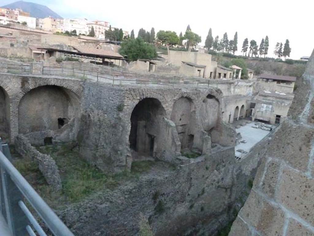 Ins. III.1/2/18/19, Herculaneum, September 2015. Looking north-east from access bridge towards lower rooms of Casa dell’Albergo with the portico and terrace on the floor above.
