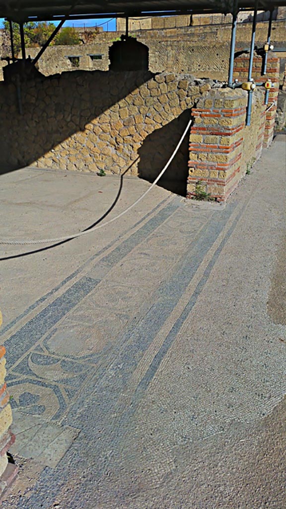 III.1/19 Herculaneum. Photo taken between October 2014 and November 2019.
Room 23, threshold, looking west. Photo courtesy of Giuseppe Ciaramella.
