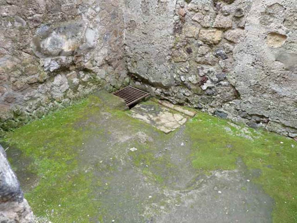 III.3 Herculaneum. May 2010. Looking towards north-west corner of room on north side of entrance corridor.
