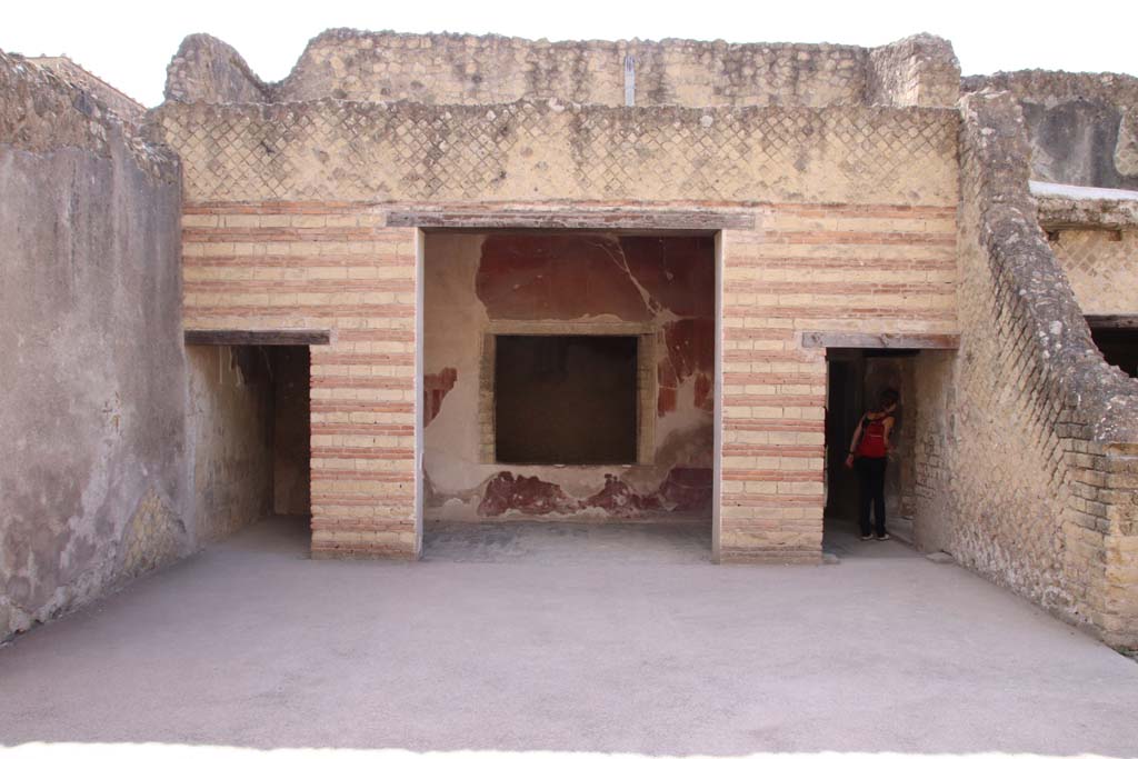 III.3 Herculaneum. September 2019. Looking east across atrium, from entrance corridor.
Photo courtesy of Klaus Heese.
