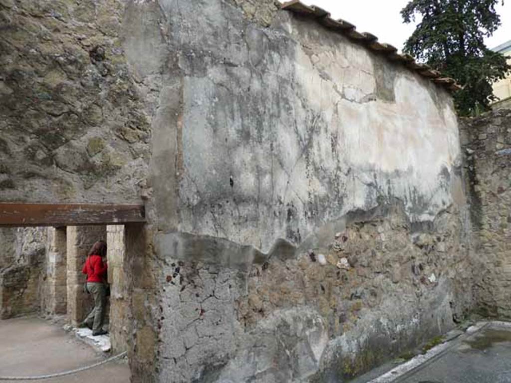 III.3 Herculaneum. May 2010. Looking towards south wall of triclinium in north-west corner of atrium, with doorway to atrium.