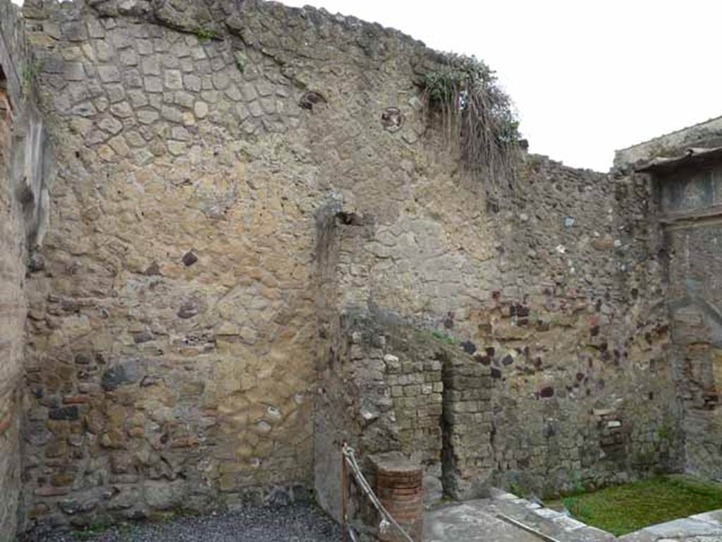 III.3 Herculaneum. May 2010. Looking towards north wall of small corridor, with nymphaeum, on right.