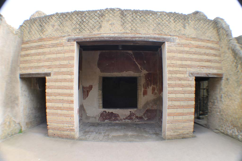 III.3, Herculaneum, March 2014. Looking east across atrium towards tablinum.
Foto Annette Haug, ERC Grant 681269 DÉCOR.
According to Guidobaldi, originally the flooring of the atrium would have been mosaic, but the actual cocciopesto is restoration.
See Guidobaldi, M.P. (2009). Ercolano, guida agli scavi. Electa Napoli, (p.59)
