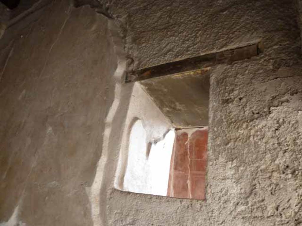 III.3 Herculaneum. May 2010. South wall of small room, with window into tablinum.