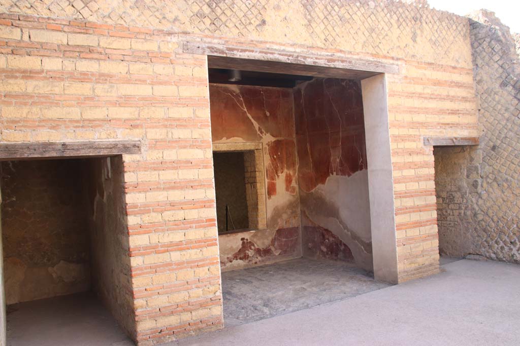 III.3 Herculaneum. September 2017. Looking across east side of atrium towards south-east corner of tablinum.
Photo courtesy of Klaus Heese.
