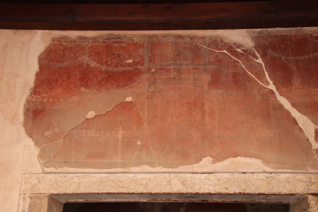 III.3 Herculaneum. September 2019. Detail of painted decoration on east wall above window of tablinum.
Photo courtesy of Klaus Heese.
