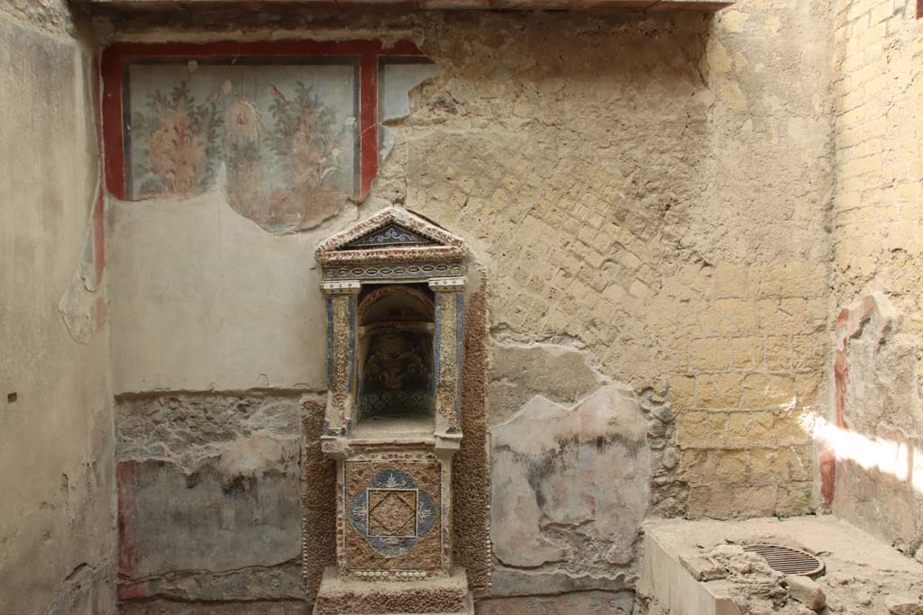 III.3, Herculaneum, September 2019. Looking towards south wall and small aedicula nymphaeum.
Photo courtesy of Klaus Heese.
