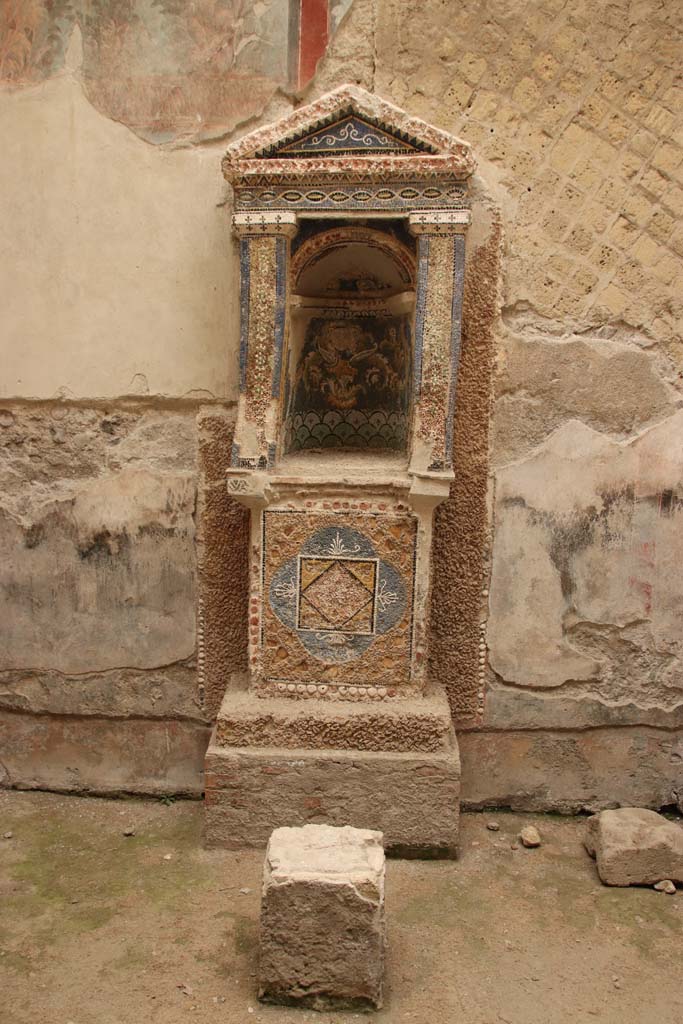 III.3, Herculaneum, October 2020. 
Looking towards south wall and small aedicula nymphaeum. Photo courtesy of Klaus Heese.
