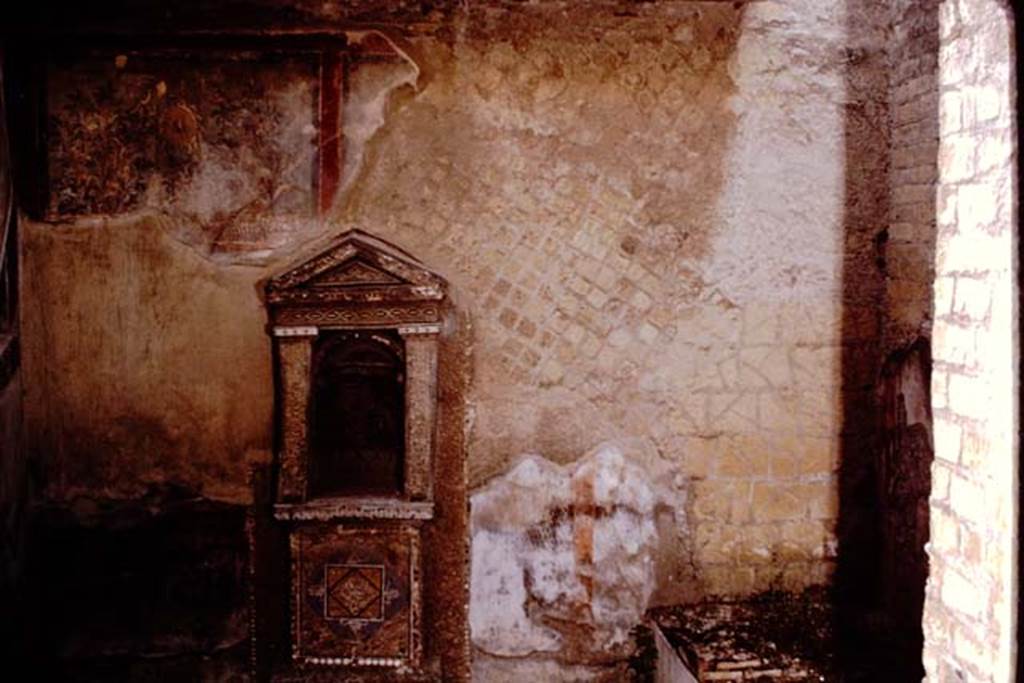 Ins.III.3 Hse of Skeleton, Herculaneum, 1964. Shrine and remains of garden painting above, on the left. Photo by Stanley A. Jashemski.
Source: The Wilhelmina and Stanley A. Jashemski archive in the University of Maryland Library, Special Collections (See collection page) and made available under the Creative Commons Attribution-Non Commercial License v.4. See Licence and use details. J64f1186
