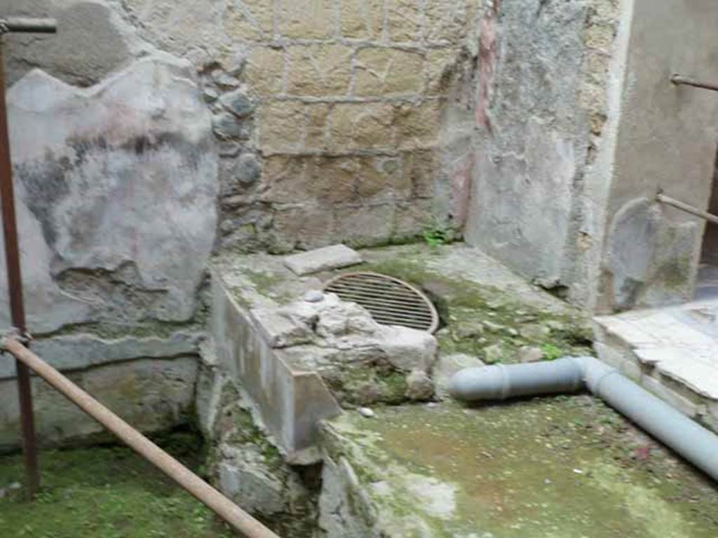 III.3 Herculaneum. May 2010. South-west corner.