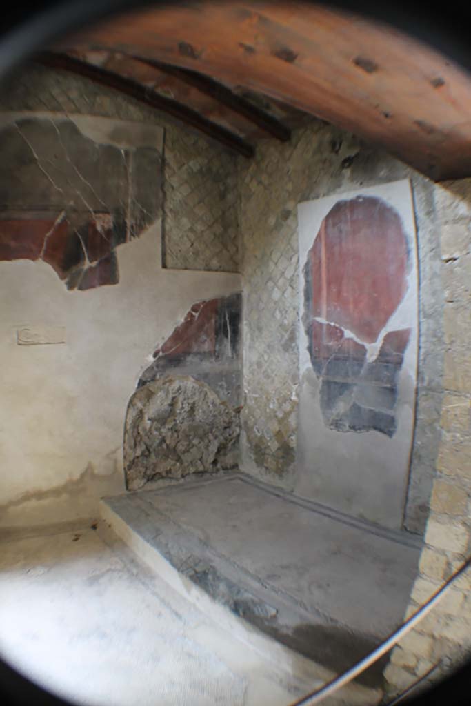 III.3, Herculaneum, March 2014. Room 18, looking towards south-west corner.
Foto Annette Haug, ERC Grant 681269 DÉCOR.
