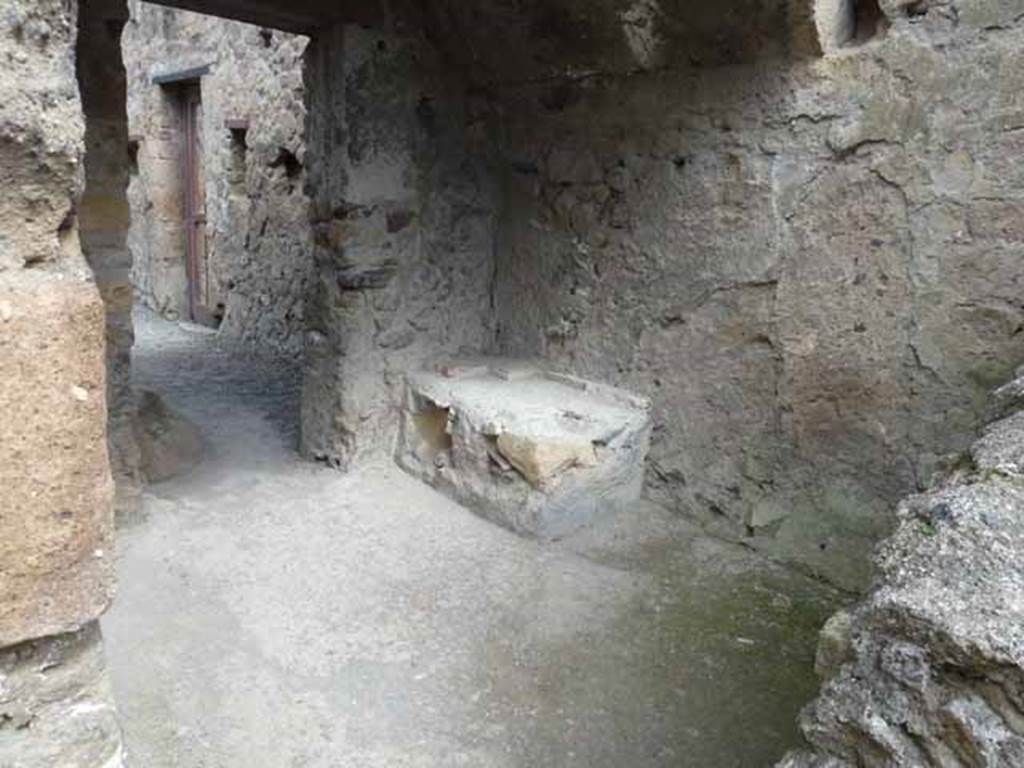 III.4 Herculaneum. May 2010. Larger arched recess, leading to area on north side, and to III.6.