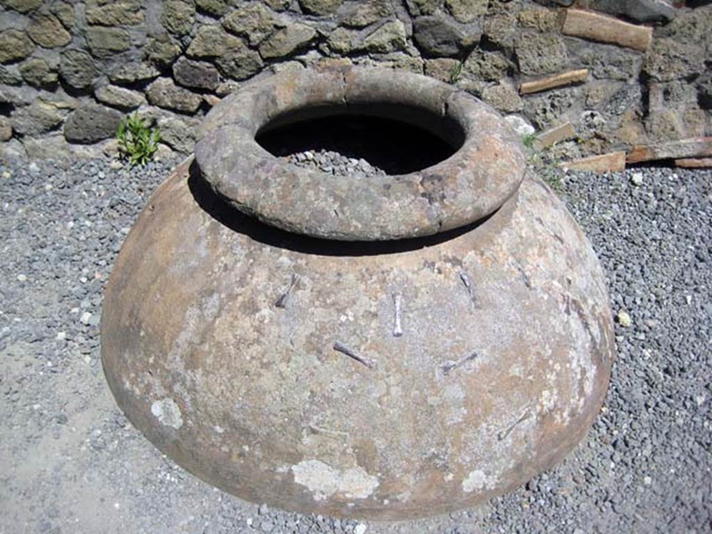 lll.6 Herculaneum, June 2011. Large terracotta dolium embedded in flooring. Photo courtesy of Sera Baker.
According to Pagano, “in a large terracotta vase the bones of a human skeleton, with 100 bronze coins, 60 of silver, and a bracelet of gold were found”.
See, Pagano, N., 1870. Descrizione degli scavi di Ercolano, (p.21).
