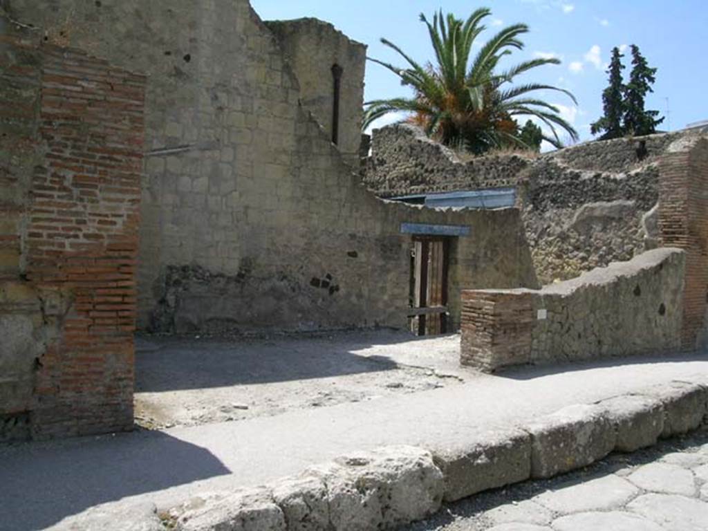 III.08, Herculaneum, May 2006. Looking south-west across entrance doorway of shop.
Photo courtesy of Nicolas Monteix.

