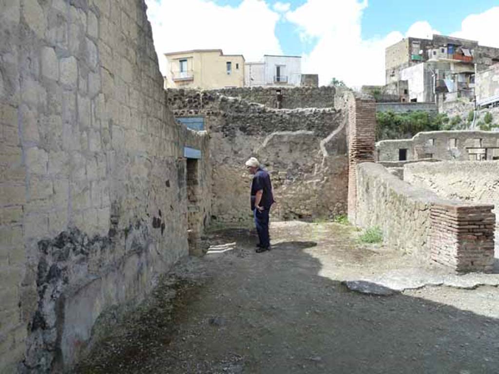 Ins. III.8, Herculaneum. May 2010. Looking west along interior.