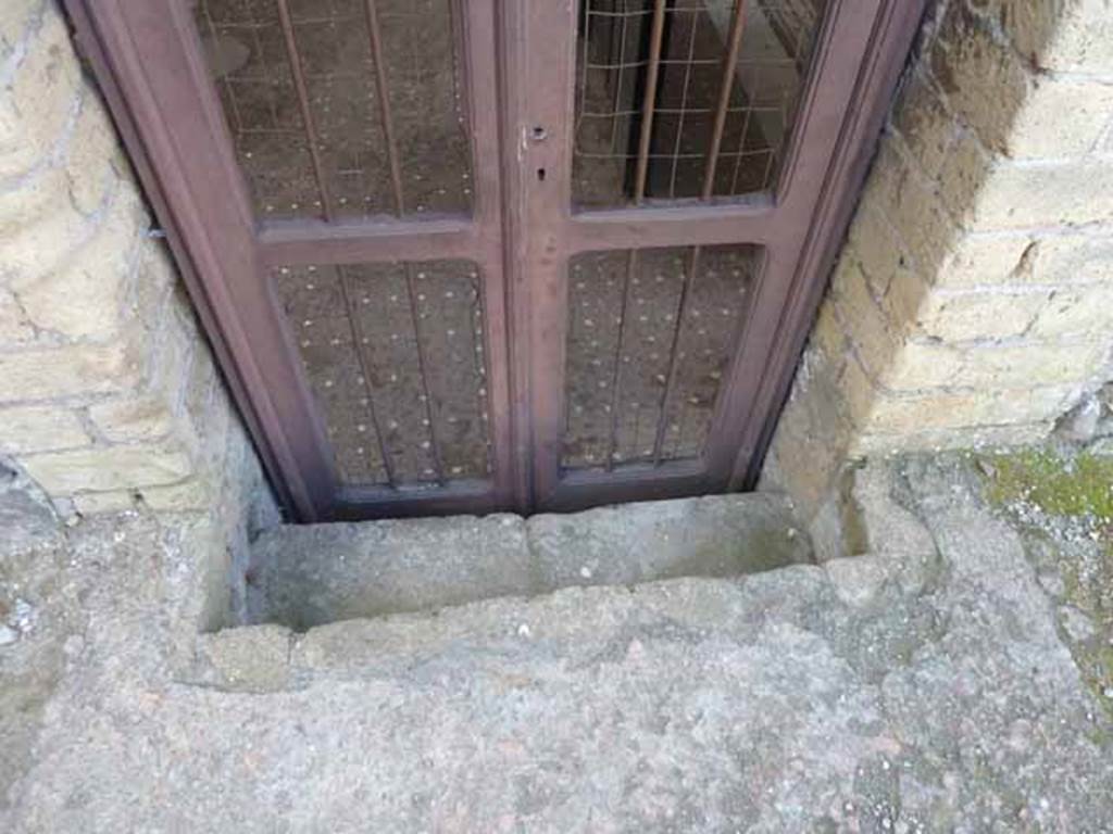 Ins. III.8, Herculaneum. May 2010. Doorway with steps down into rear of III.11.