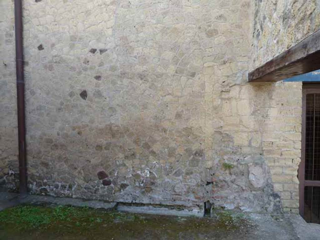 Ins. III.9. Herculaneum. May 2010. South wall of shop.