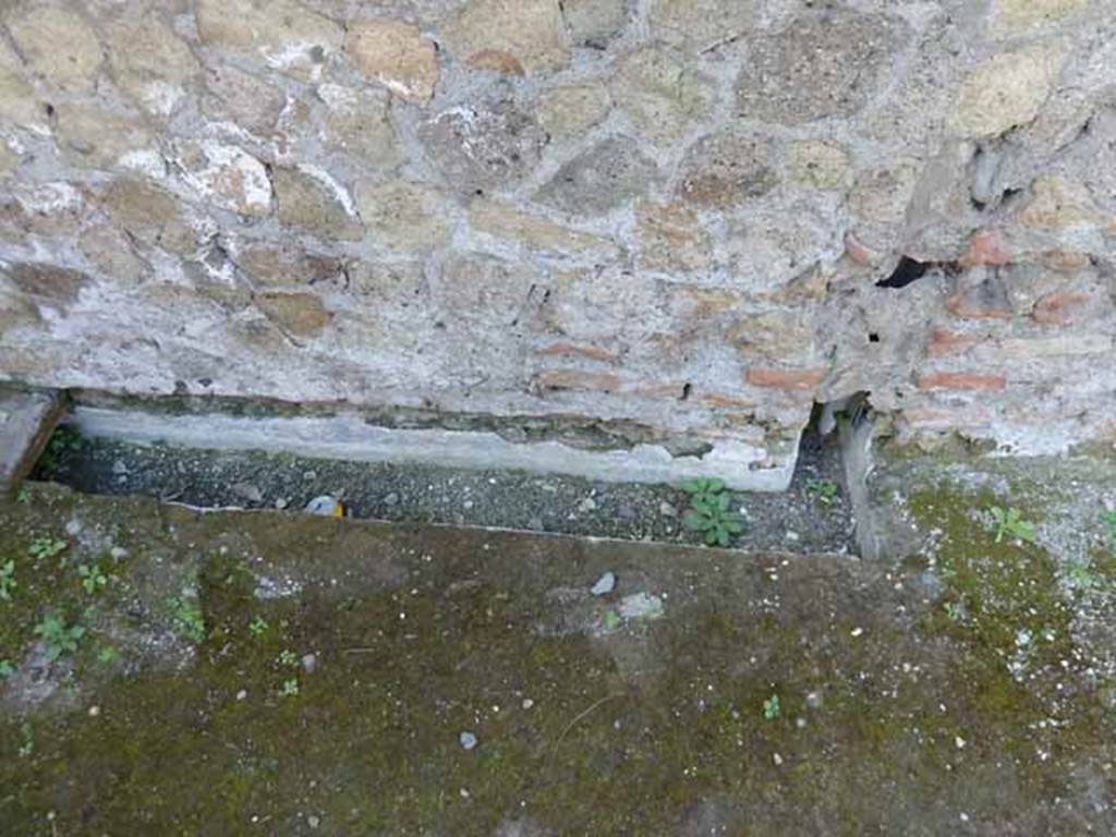 Ins. III.9. Herculaneum. May 2010. South wall, with drainage.