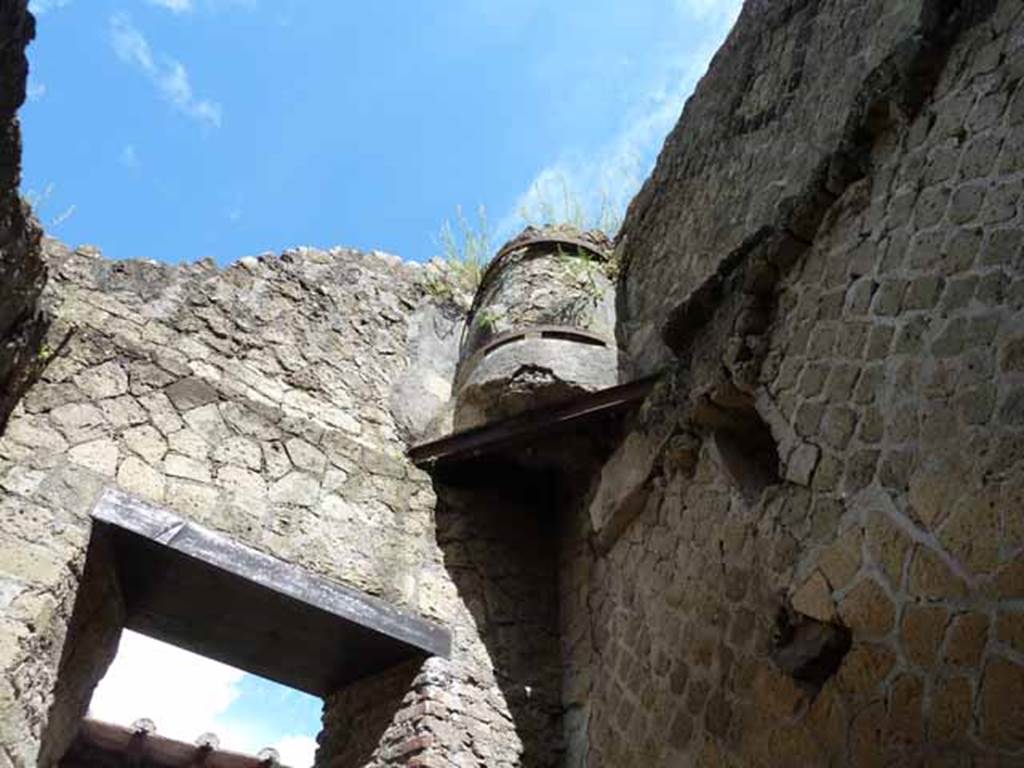 Ins. III.9. Herculaneum. May 2010. Upper north-east corner.