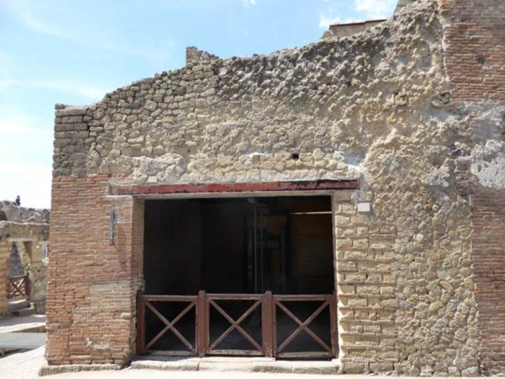 III.10 Herculaneum, September 2015. Looking south to entrance doorway. Photo courtesy of Michael Binns.