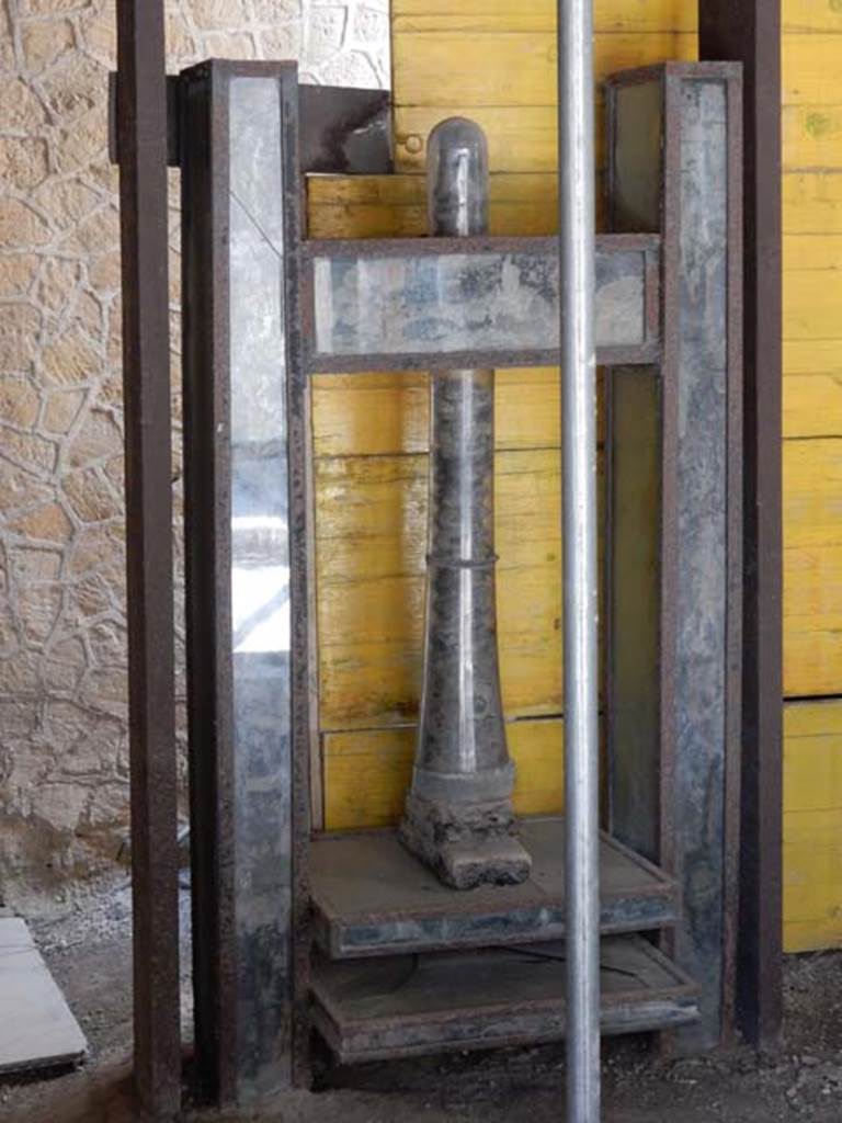 lll.10 Herculaneum, May 2018. Wooden screw press. Photo courtesy of Buzz Ferebee