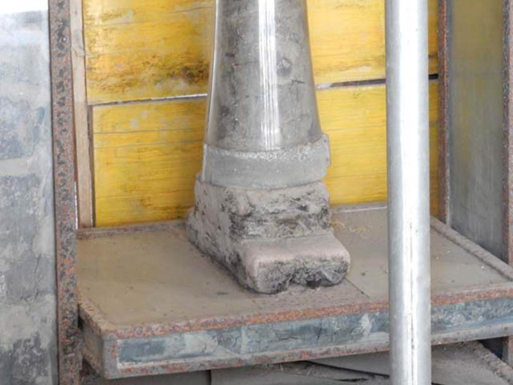 lll.10 Herculaneum, May 2018. Detail of wooden screw press. Photo courtesy of Buzz Ferebee