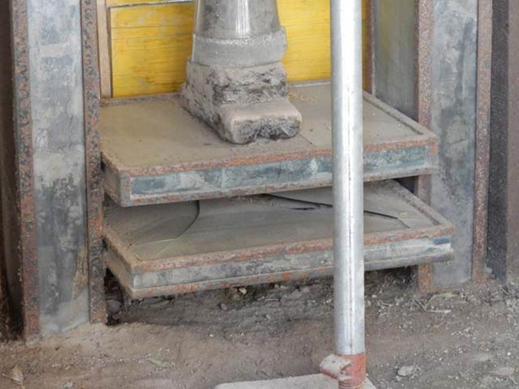 lll.10 Herculaneum, May 2018. Detail of wooden screw press. Photo courtesy of Buzz Ferebee