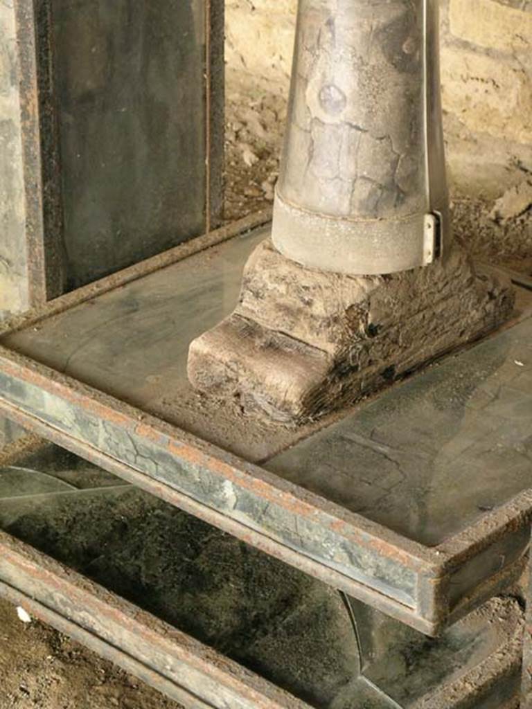 III.10, Herculaneum, June 2005. Detail of press. Photo courtesy of Nicolas Monteix. 