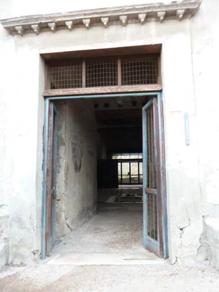 Ins. III.11, Herculaneum, September 2015. Entrance doorway.