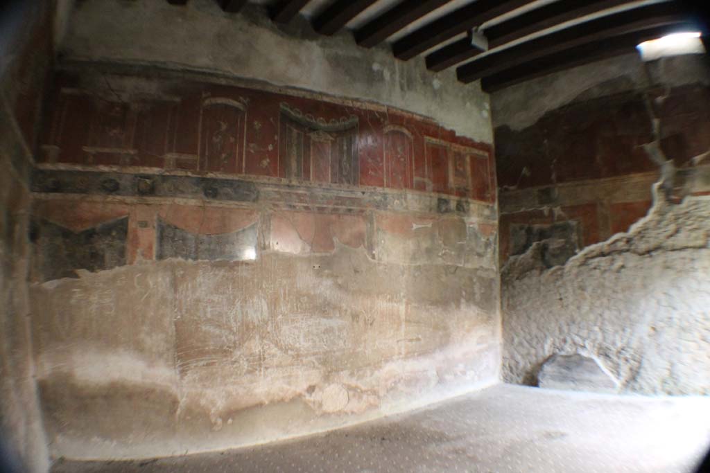 III.11 Herculaneum. March 2014. Room 8, looking towards south wall and south-west corner.
Foto Annette Haug, ERC Grant 681269 DÉCOR.
