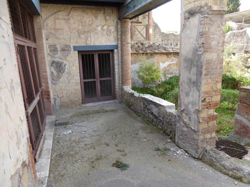 III.11 Herculaneum. October 2014. Looking south from doorway at III.8 across portico towards doorway from room 8.
Photo courtesy of Michael Binns.

