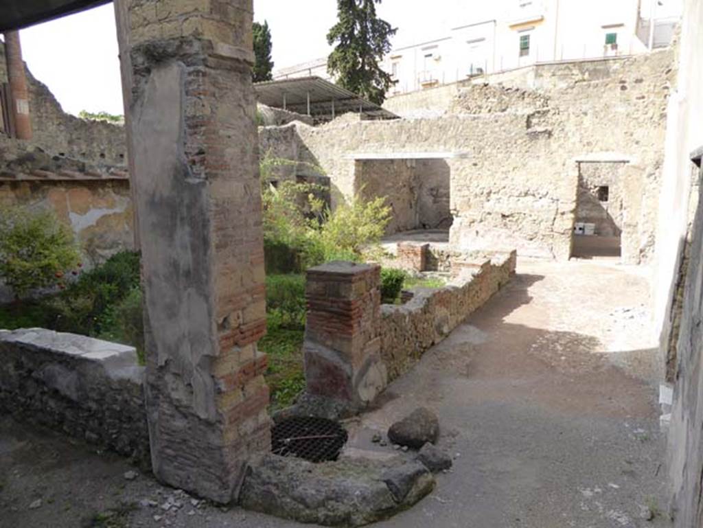 III.11/8 Herculaneum. October 2014. Looking south-west across peristyle garden towards doorways to room 14 to room 17.  Photo courtesy of Michael Binns.
