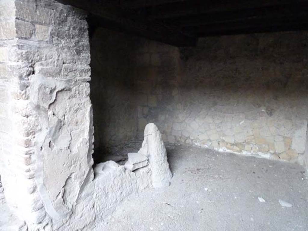 Ins. III.12, Herculaneum, September 2015. Looking towards south-west corner of rear rooms of lower floor.

 
