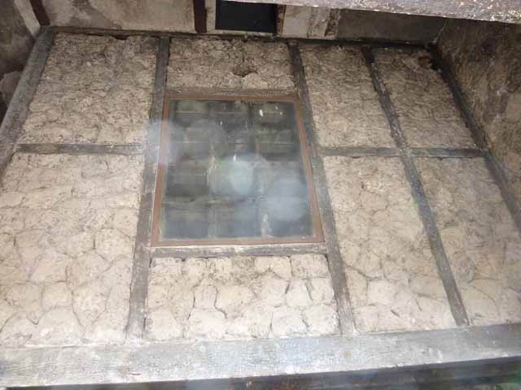 Ins. III.12 Herculaneum, May 2010. Wall of upper floor room with window.