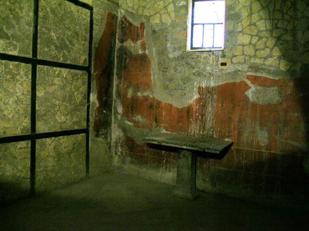 III.13, Herculaneum. April 2005. Room 4, east wall, south-east corner and south wall with window.
Photo courtesy of Nicolas Monteix.
