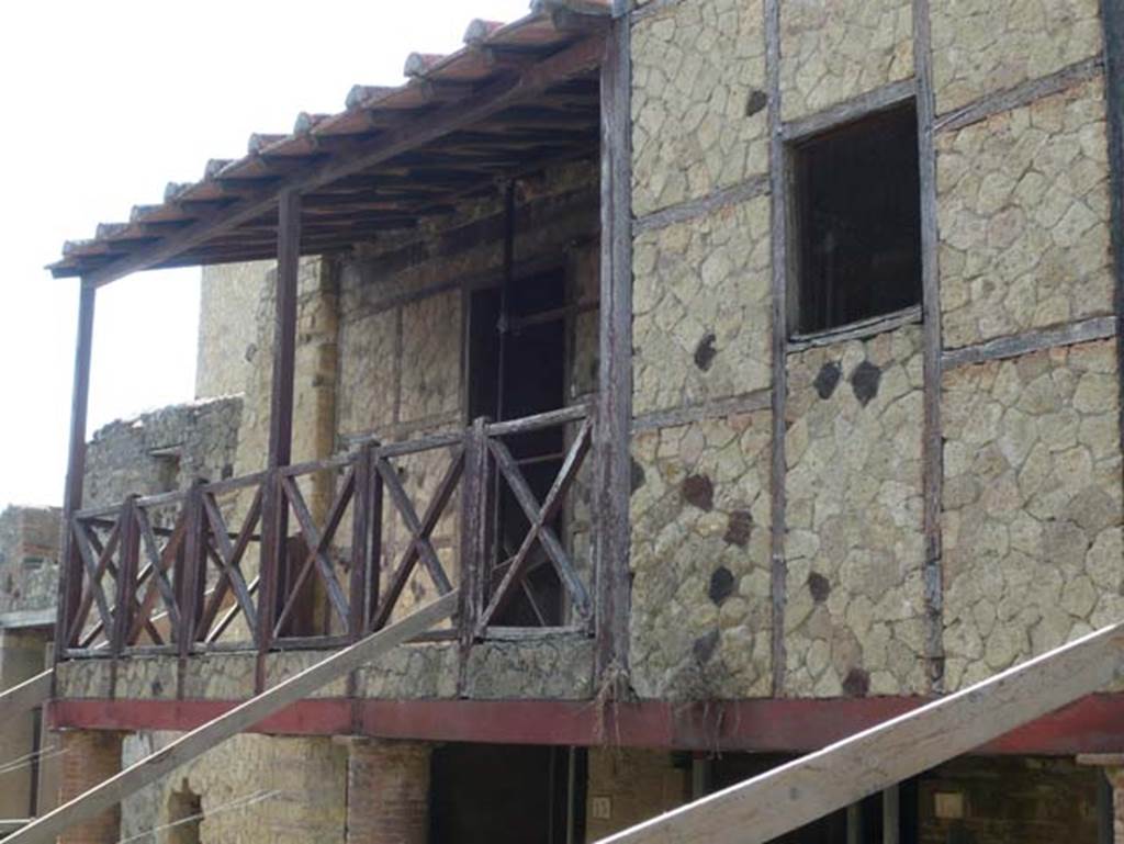 III 13, Herculaneum, August 2013. Upper floor balcony and window in small room at its north end.  Photo courtesy of Buzz Ferebee.
