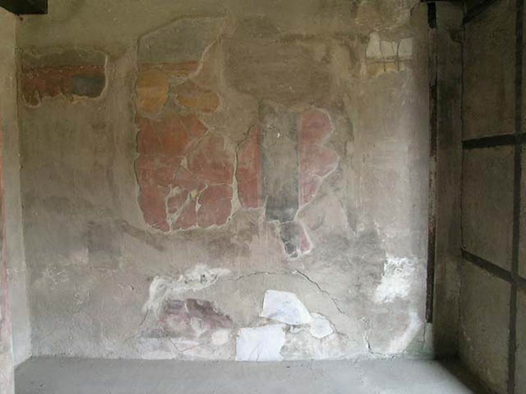 III.13, Herculaneum, June 2005. Looking towards north wall of cubiculum 5.
Photo courtesy of Nicolas Monteix.
